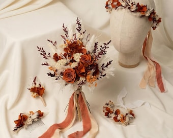 Set da matrimonio rustico boho color terracotta e arancio bruciato con fiori conservati e fiori secchi per i dettagli del matrimonio