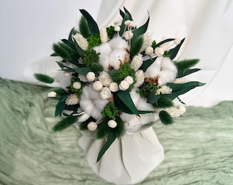 Arreglo floral seco con algodón y centro de mesa de eucalipto.