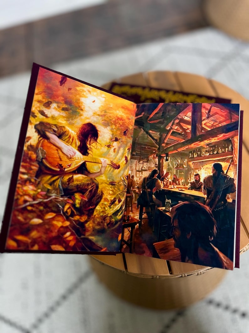 Pode incluir: Livro aberto com ilustra&ccedil;&otilde;es de fantasia. Uma p&aacute;gina mostra uma pessoa tocando ala&uacute;de em uma floresta com folhas de outono. A outra p&aacute;gina mostra uma cena de taberna com pessoas no bar.