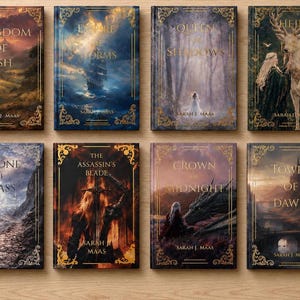 Op de afbeelding: Acht gebonden boeken van Sarah J. Maas gerangschikt in twee rijen. Titels zijn onder andere Kingdom of Ash, Empire of Storms, Queen of Shadows, Heir of Fire, Throne of Glass, The Assassin's Blade, Crown of Midnight en Tower of Dawn met gouden randen.