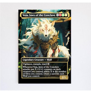 Puede incluir: Una carta coleccionable titulada Voja, Jaws of the Conclave que muestra un lobo blanco con marcas faciales rojas y una armadura dorada ornamentada. El texto de la carta incluye habilidades, una calificación de fuerza y resistencia 5/5 y símbolos.