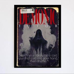 Puede incluir: Una impresión enmarcada con la palabra "DEMONIC" en rojo, con "TUTOR" debajo. La imagen muestra una figura oscura emergiendo del humo. El texto en la parte inferior dice: "Busca una carta en tu biblioteca, pon esa carta en tu mano, luego baraja."