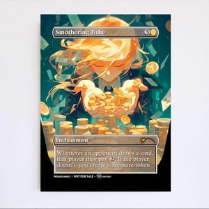 Può includere: Una stampa artistica fantasy di una carta intitolata "Smothering Tithe". L'opera raffigura una persona con capelli biondi fluenti che tiene monete d'oro. Il testo della carta recita "Incantesimo" e descrive l'effetto della carta. Lo sfondo è un verde acqua scuro con accenti di monete d'oro.