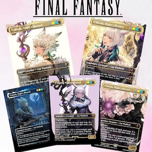 Può includere: Una collezione di cinque carte collezionabili di Final Fantasy con Y'shtola, Night's Blessed. Le carte presentano illustrazioni di un personaggio stregone felino con capelli bianchi e vari abiti. Le carte hanno uno schema di colori viola, blu e oro.