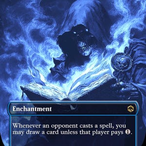 Puede incluir: Una carta de Magic: The Gathering titulada "Rhystic Study". La carta presenta una figura espectral en tonos azules, sosteniendo un libro abierto con páginas brillantes. El texto dice "Encantamiento" e incluye instrucciones del juego y una cita.