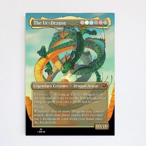Può includere: Una carta collezionabile rettangolare intitolata The Ur-Dragon con l'illustrazione di un lungo drago sinuoso verde e arancione. Il testo della carta include Legendary Creature - Dragon Avatar, Eminence, Flying e le statistiche 10/10.