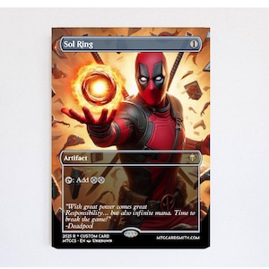 Könnte beinhalten: Eine benutzerdefinierte Sol Ring-Karte mit Deadpool. Die Karte hat ein rot-schwarzes Farbschema mit einem feurigen Energie-Orb. Der Text lautet: "Mit großer Macht kommt große Verantwortung... aber auch unendliches Mana. Zeit, das Spiel zu sprengen!" -Deadpool.