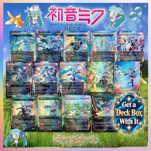 Op de afbeelding: Een verzameling Hatsune Miku ruilkaarten met holografische illustraties van het personage in diverse houdingen. De afbeelding bevat de tekst Hatsune Miku Deck en Shadow Wizard Studios, met een gouden embleem met Get a Deck Box With It.