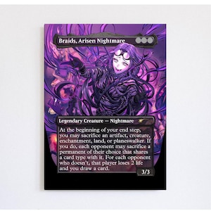 Puede incluir: Una carta coleccionable titulada Braids, Arisen Nightmare con una ilustración en tonos morados de un personaje con cabello oscuro trenzado y gafas. El texto de la carta describe una criatura legendaria con una fuerza y resistencia de 3/3.