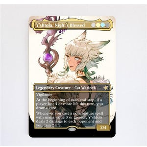 Puede incluir: Una carta coleccionable rectangular titulada Y'shtola, Night's Blessed con la ilustración de un personaje felino de pelo blanco y un bastón con un orbe morado. El texto incluye Legendary Creature - Cat Warlock, Vigilance y reglas de juego.
