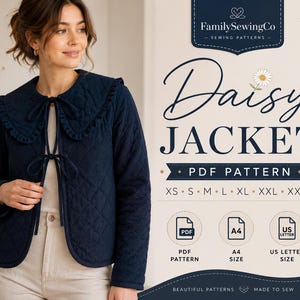 Könnte beinhalten: Eine dunkelmarineblaue Steppjacke mit großem Rüschenkragen und zwei Bindebändern vorne. Der Text rechts lautet FamilySewingCo Daisy Jacket PDF Pattern, listet die Größen XS bis XXXL auf und enthält Symbole für PDF, A4 und US Letter Format.