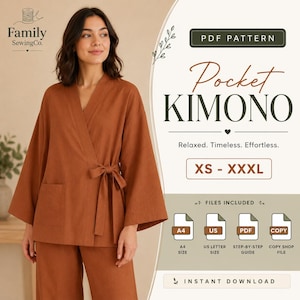 Può includere: Un cartamodello PDF per un kimono a portafoglio color ruggine con maniche larghe, chiusura con laccio laterale e una tasca frontale. Il testo riporta Family SewingCo. Pocket KIMONO, Relaxed. Timeless. Effortless. XS - XXXL e i formati file.