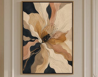 Puede incluir: Impresión artística floral abstracta en un marco de madera. La obra de arte presenta una gran flor con tonos beige, marrón y azul marino. Debajo de la obra de arte hay un sillón marrón con brazos negros. A la izquierda hay una escultura negra y un pedestal de mármol.