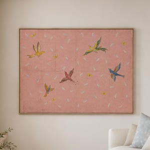 Può includere: Una grande opera d'arte murale rettangolare con uno sfondo rosa tenue e un motivo ripetuto di piccoli uccelli colorati in volo, nei toni del giallo, blu e marrone rossastro, accentuato da forme di piume bianche sparse e piccoli fiori gialli.