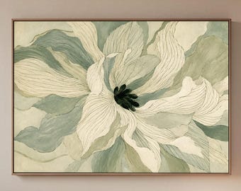 Puede incluir: Una impresión artística enmarcada que representa una gran flor estilizada en tonos blancos, crema y verde apagado. La obra de arte tiene un efecto acuarela, con líneas delicadas y sombreado suave. El centro de la flor es de un color oscuro contrastante.