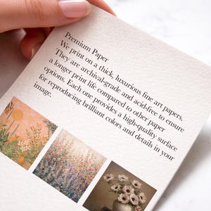 Pu&ograve; includere: Un set di tre tazze in ceramica con finitura opaca e macchiettata. Le tazze sono nei toni del crema, grigio chiaro e grigio scuro. Ogni tazza ha un design semplice e minimalista.