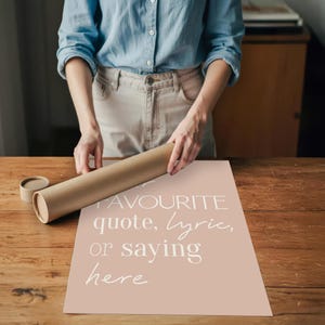 Pu&ograve; includere: Un cartello in legno rustico con la scritta "Welcome to our home" in stile scritto a mano. Il cartello presenta una finitura invecchiata e un design semplice e invitante, perfetto per un portico o un ingresso.