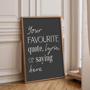 Pu&ograve; includere: Un cartello in legno rustico con la scritta "Welcome to our home" in lettere bianche. Il cartello presenta una finitura invecchiata e un design semplice e invitante, perfetto per l'arredamento della porta d'ingresso.