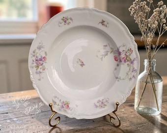 Plato antiguo de Limoges con diseño floral, B & Cie France, decoración francesa, ribete dorado.