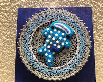 Este diseño redondo crea una atmósfera oceánica suave y relajante. Arte con hilo de tiburón ballena, decoración de pared oceánica hecha a mano, arte marino azul, arte japonés C