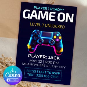 Puede incluir: Una invitación azul oscuro con las palabras "GAME ON" en letras blancas grandes. Un gráfico colorido de mando de juego está en el centro. La invitación incluye el texto "LEVEL 7 UNLOCKED" y los detalles del evento.