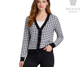 Giacca in maglia a quadri bianchi e neri: outfit casual autunnale ispirato a Selena Gomez