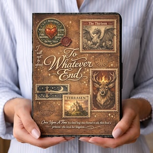 Könnte beinhalten: Ein brauner Buchumschlag mit Vintage-Design, der Briefmarken, einen Drachen, einen Hirsch mit feurigem Geweih und den Text "To Whatever End" zeigt. Der Umschlag enthält die Phrasen "Witch", "Slayer" und "Queen".
