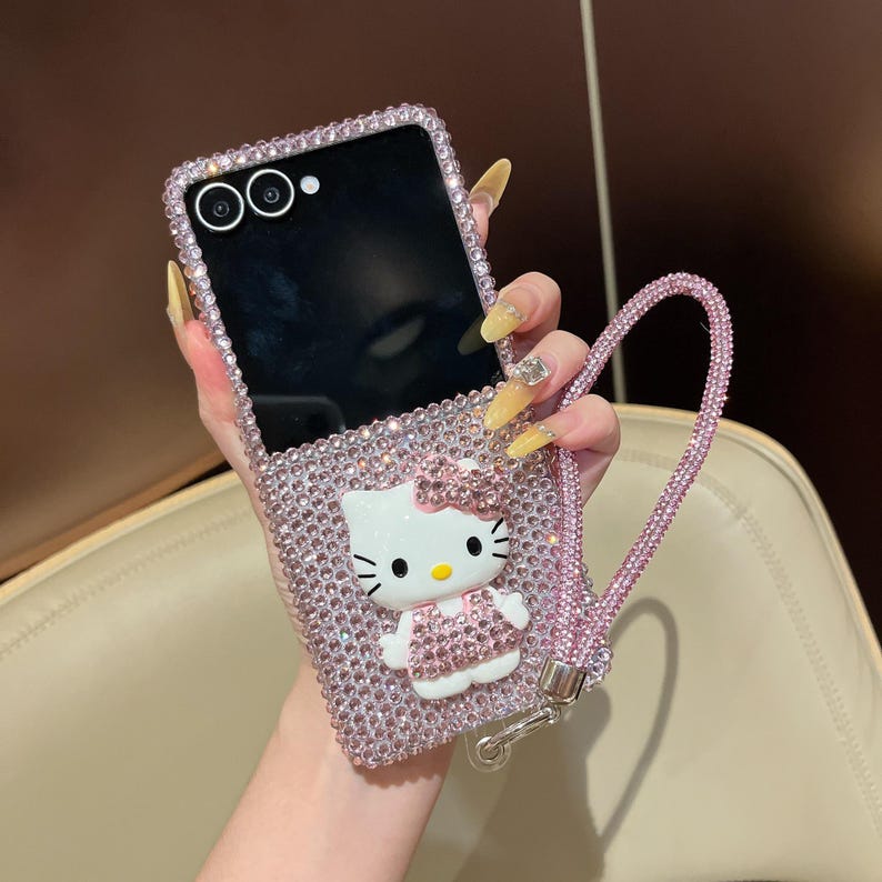Funda para teléfono Hello Kitty con brillantes y correa, con diseño de diamantes de imitación, para Galaxy Z Flip 7, 6, 5, 4 y 3. Pink Case + Strap