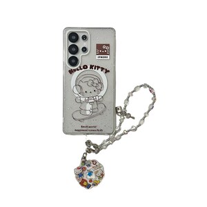 Puede incluir: Una funda transparente para tel&eacute;fono con un dise&ntilde;o de Hello Kitty. La funda presenta un fondo brillante y una imagen de dibujos animados de Hello Kitty en monopat&iacute;n. Se adjunta una correa y un dije de cuentas. El texto en la funda dice "Hello Kitty" y "Small world! happiness comes first".
