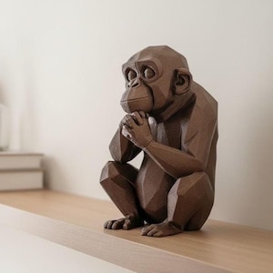 Könnte beinhalten: Ein Set aus drei Keramikbechern mit gesprenkelter, matter Oberfläche. Jeder Becher hat eine andere Farbe: hellblau, cremefarben und grau. Die Becher haben ein schlichtes, modernes Design, ideal für Kaffee oder Tee.