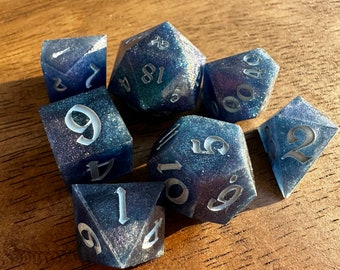 Sirenengesang Dungeons und Drachenwürfel Set | Handgemachte 7 Stück Polyhedral Harz Sharp Edge Würfel | DND Aktionsgeschenk | Kritische Rolle Geschenk