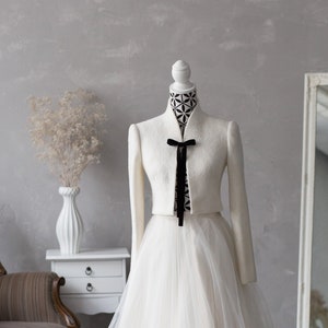 Short Bridal Bolero with black velvet bow, Wedding Bolero, White Wedding Jacket, Bolero Jacket, Minimalist Wedding Blazer, Bridgerton style