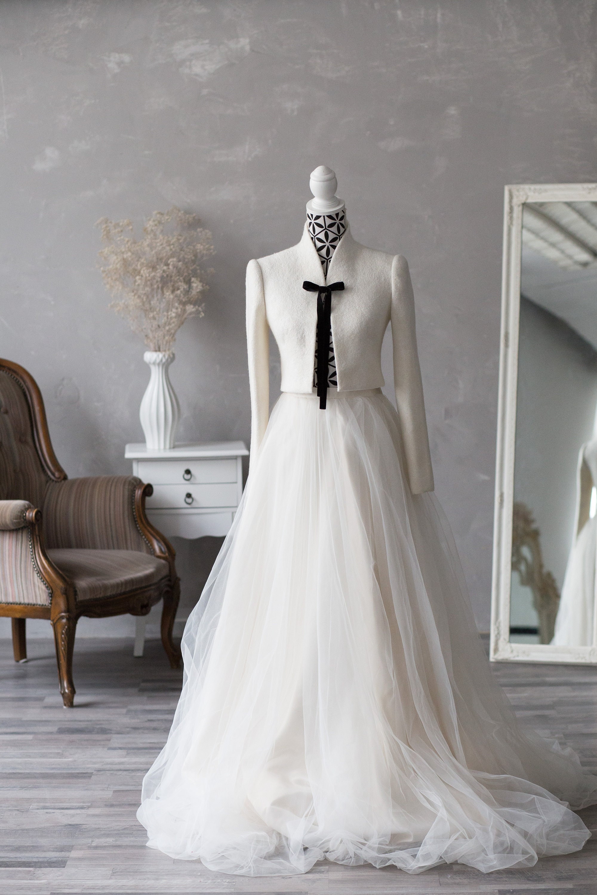 Short Bridal Bolero with black velvet bow, Wedding Bolero, White Wedding Jacket, Bolero Jacket, Minimalist Wedding Blazer, Bridgerton style