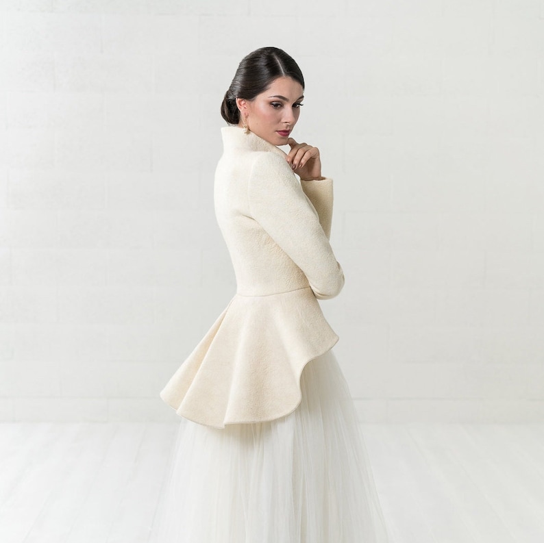 Abrigo nupcial, chaqueta de boda de fieltro, abrigo corto nupcial cálido, bolero de fieltro, blazer peplum, abrigo de boda de otoño, chaqueta elegante, encogimiento de hombros de boda imagen 1