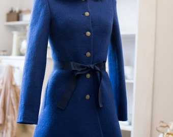 Cappotto di lana da donna, cappotto infeltrito blu, cappotto fit e flare, cappotto a seno singolo, cappotto con bottoni, cappotto colletto, cappotto 1980, cappotto aderente, elegante