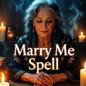 Könnte beinhalten: Ein Bild einer Frau mit grauem Haar, die ein dunkles Oberteil mit Blumenmuster und Schmuck trägt, mit den Worten "Marry Me Spell". Auf dem Bild sind auch brennende Kerzen, Tarotkarten und der Text "Same Day Fast Results" zu sehen.