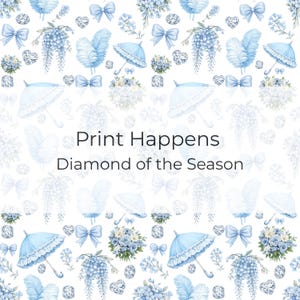 Puede incluir: Patrón repetitivo de ilustraciones en acuarela azul claro sobre fondo blanco. El diseño incluye lazos, paraguas, flores, plumas y formas de diamantes. El texto "Print Happens Diamond of the Season" está en el centro de la imagen.