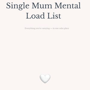 以下が含まれることがあります： 濃いグレーのフォントで「Single Mum Mental Load List」と書かれたデジタルダウンロード。タイトルの下には「Everything you're carrying - in one calm place」というテキストがあります。下部には白いハートのグラフィックがあります。
