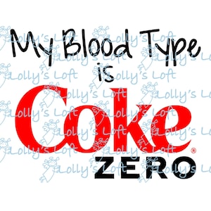 以下が含まれることがあります： 白い背景に「My Blood Type is Coke Zero」の文字。 「Coke」の文字は大きく太字の赤色。 このテキストは、Coke Zeroへの嗜好に関するユーモラスなステートメントです。