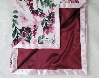 Couverture Minky, couverture pour bébé fille, minky floral, couverture bordeaux, couverture de fleurs de printemps, satin, cadeau pour grand-mère, couverture à volants, bois de rose