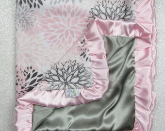 Couverture Minky, couverture pour bébé personnalisée, cadeau pour bébé fille, floral, fleurs, couverture à volants, couverture en satin, couverture en soie, rose et gris, blush
