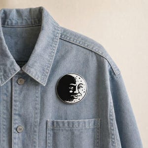 Bottone con volto a mezza luna, spilla lunare celeste, bottone lunare bianco e nero, arte lunare vintage, regalo folcloristico, folclore tascabile
