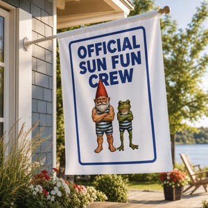 Peut inclure: Un drapeau de jardin rectangulaire blanc avec une bordure bleue et le texte "OFFICIAL SUN FUN CREW" en bleu. L'illustration montre un nain de jardin avec un chapeau rouge et une grenouille verte, portant des maillots de bain rayés.