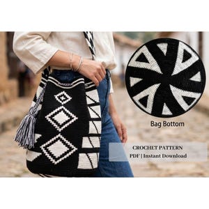 Op de afbeelding: Een zwart-witte gehaakte tas met een geometrisch patroon, met een lange riem en een kwast. De tas heeft een ronde bodem met een driehoekig ontwerp. De tekst "Bag Bottom" en "CROCHET PATTERN PDF | Instant Download" zijn zichtbaar.