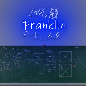 Peut inclure: Une enseigne néon bleue fixée au mur au-dessus d'un tableau noir, affichant le texte "Ms. Franklin" en police manuscrite blanche, accompagné d'un symbole racine carrée, d'une icône calculatrice et d'opérateurs mathématiques divers.