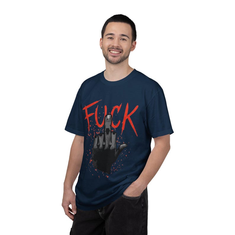 Cyberpunk 2077 V Mittelfinger Illustration Ficken T-Shirt | Bold Red Script, Grafik Punk T-Shirt Bild 12