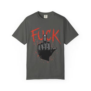 Cyberpunk 2077 V Mittelfinger Illustration Ficken T-Shirt | Bold Red Script, Grafik Punk T-Shirt Bild 4
