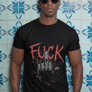 Cyberpunk 2077 V Mittelfinger Illustration Ficken T-Shirt | Bold Red Script, Grafik Punk T-Shirt Bild 1