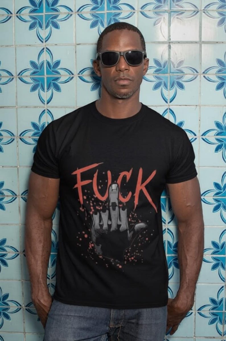 Cyberpunk 2077 V Mittelfinger Illustration Ficken T-Shirt | Bold Red Script, Grafik Punk T-Shirt Bild 1