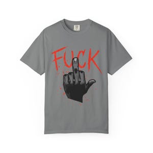 Cyberpunk 2077 V Mittelfinger Illustration Ficken T-Shirt | Bold Red Script, Grafik Punk T-Shirt Bild 5